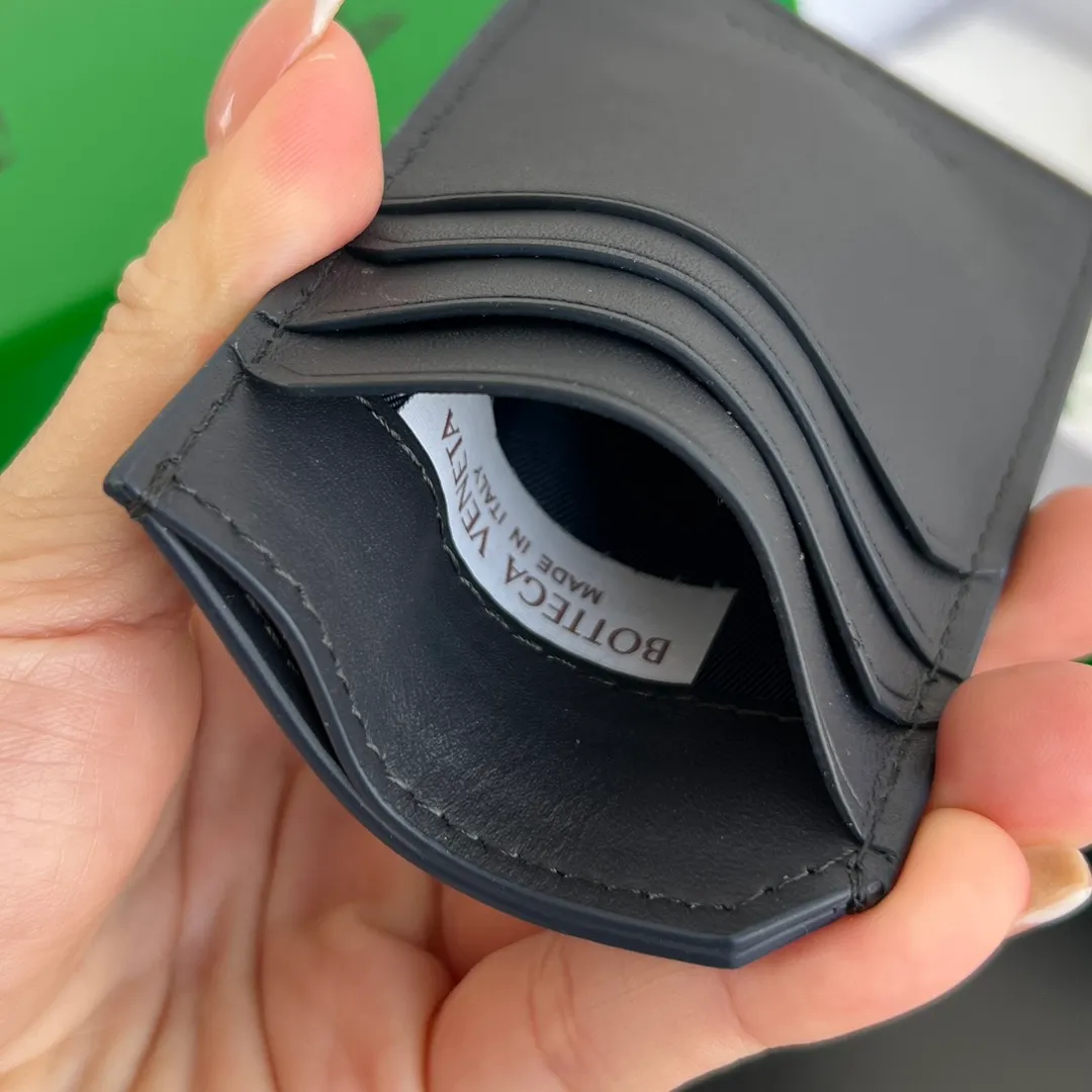 BV’s new 796963 woven Piccolo vertical card holder. The classic small woven work that I miss 0.7 is back. It’s really designed. The calfskin texture is high-end. It’s carefully designed with four card slots and a central compartment. You can also put cash in for daily use. You deserve to have such an thoughtful design. P440 Size: 12*7*0.5cm
